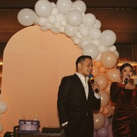 Raut wajah bahagia pun seolah tak bisa dipisahkan dari wajah Naysilla Mirdad. Sang kekasih, Fito tampak setia menemani Naysilla dari awal hingga akhir acara. Foto: Instagram/@naymirdad