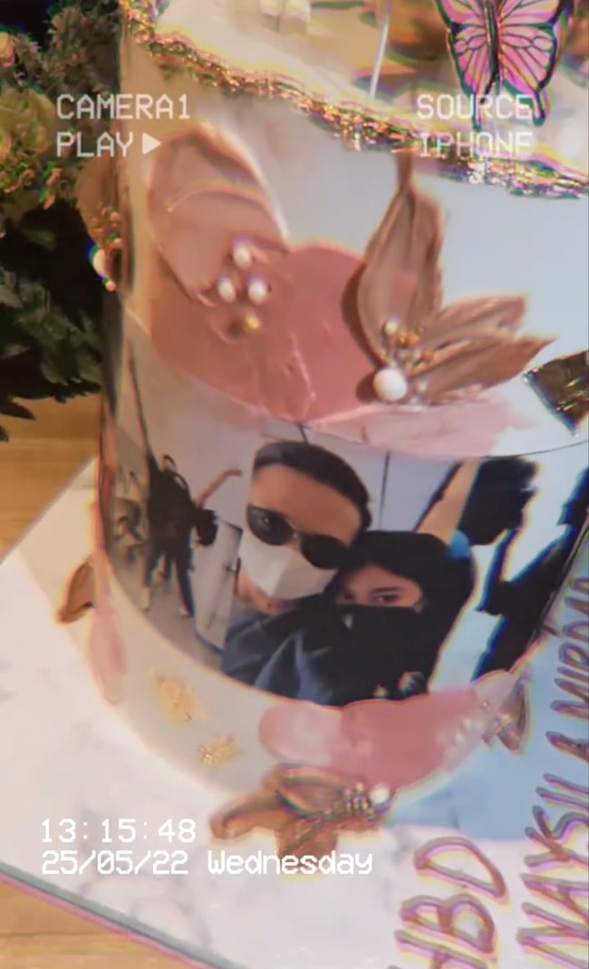 Kue ulang tahun yang diberikan oleh Fito untuk Naysilla juga terlihat unik. Terdapat foto-foto kebebersamaan Naysilla dan Fito serta ucapan HBD Naysilla Mirdad. Kue yang didominasi warna putih dan merah muda itu tampak dihiasi dengan motif bunga dan kupu-kupu. Foto: Instagram/@naymirdad