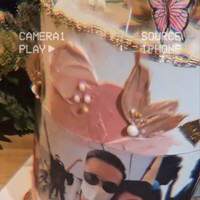 Kue ulang tahun yang diberikan oleh Fito untuk Naysilla juga terlihat unik. Terdapat foto-foto kebebersamaan Naysilla dan Fito serta ucapan HBD Naysilla Mirdad. Kue yang didominasi warna putih dan merah muda itu tampak dihiasi dengan motif bunga dan kupu-kupu. Foto: Instagram/@naymirdad