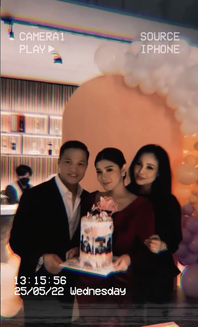 Tak lupa momen kejutan romantis itu pun diabadikan dengan berfoto bersama. Naysilla tampak berpose bersama Arfito dan Kiky Hutagalung. Bagaimana penampilannya menurutmu? Foto: Instagram/@naymirdad