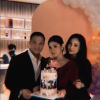 Tak lupa momen kejutan romantis itu pun diabadikan dengan berfoto bersama. Naysilla tampak berpose bersama Arfito dan Kiky Hutagalung. Bagaimana penampilannya menurutmu? Foto: Instagram/@naymirdad