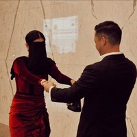 Naysilla Mirdad baru saja merayakan ulang tahunnya yang ke-34. Momen spesial perayaan ulang tahunnya itu tampak dibagikan oleh Naysilla ke akun Instagramnya. Dari foto-foto tersebut terlihat jika Naysilla mendapatkan kejutan dari sang kekasih, Arfito Hutagalung. Foto: Instagram/@naymirdad