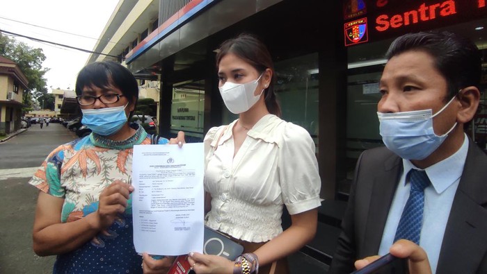 Nurmila Sangadji dan Claudia Senduk mengadu ke Propam Polri usai dilaporkan AKP DK.