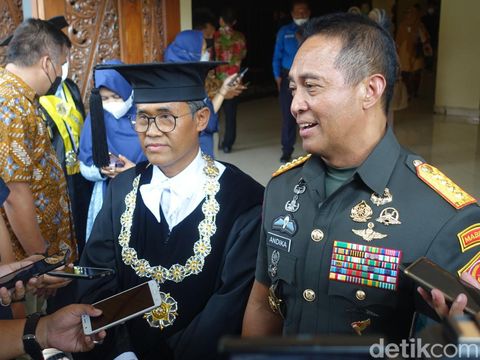Panglima TNI Jenderal Andika Perkasa saat menghadiri wisuda putranya di UGM, Rabu (25/5/2022).