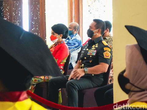 Momen Panglima TNI Jenderal Andika Perkasa saat menghadiri wisuda putranya di UGM, Rabu (25/5/2022).