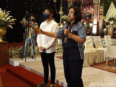 Panitia acara pernikahan Idayati adik Jokowi-Ketua MK, Dani Wigung (kanan) bersama putra Idayati di Graha Saba Buana, Solo, Rabu (25/5/2022).