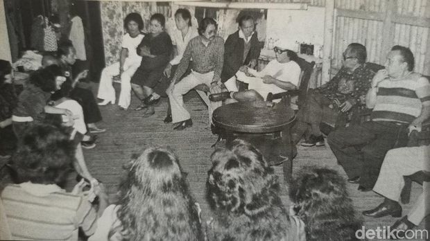 Para pelawak Aneka Ria Srimulat saat berfoto bersama Presiden Soeharto dan Ibu Tien Soeharto
