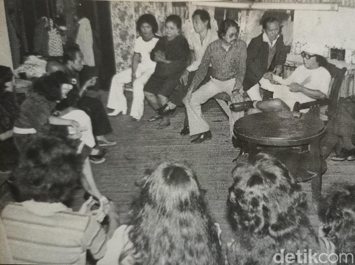 Para pelawak Aneka Ria Srimulat saat berfoto bersama Presiden Soeharto dan Ibu Tien Soeharto