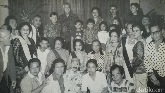 Para pelawak Aneka Ria Srimulat saat berfoto bersama Presiden Soeharto dan Ibu Tien Soeharto