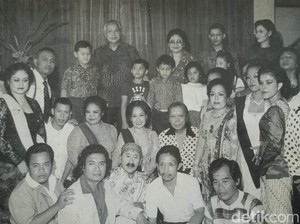 Masa Kecil Raden Ayu Srimulat, Pendiri Grup Aneka Ria Srimulat