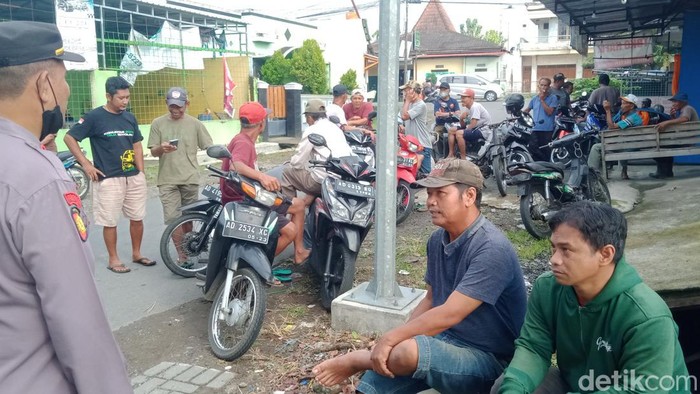 Pedagang ternak berdatangan ke pasar hewan Jatinom, Klaten, meski pasar itu ditutup, Rabu (25/5/2022).