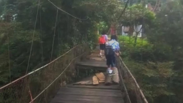 Pelajar di Toraja menantang maut melintasi jembatan gantung reyot