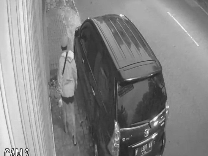 Pelaku perusakan tmobil di kota malang erekam CCTV