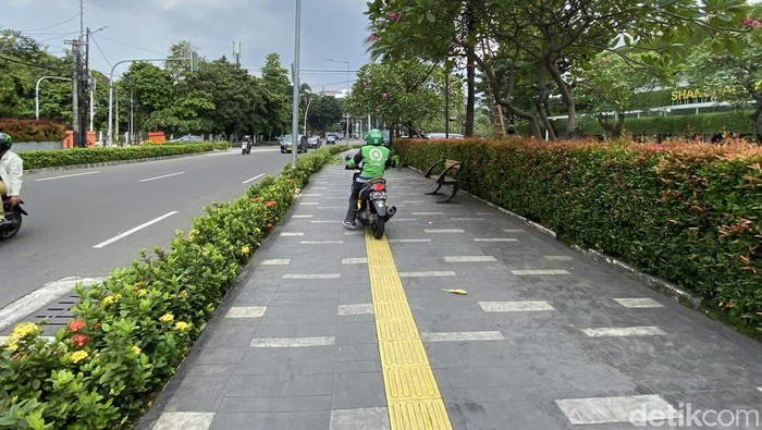 Pemotor menerabas trotoar kawasan dekat Metropole, Jakarta Pusat, 25 Mei 2022. (Annisa Rizky Fadhila/detikcom)