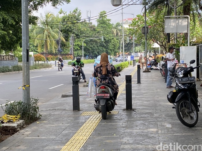 Pemotor menerabas trotoar kawasan dekat Metropole, Jakarta Pusat, 25 Mei 2022. (Annisa Rizky Fadhila/detikcom)