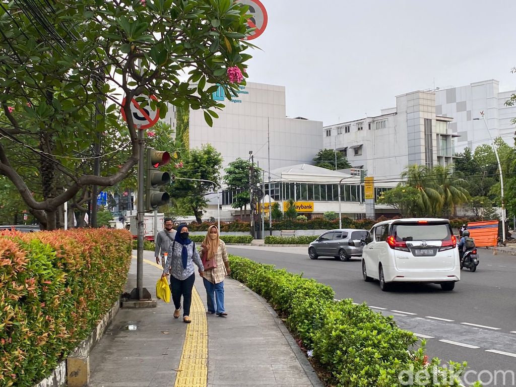 Pemotor terabas trotoar sekitar Metropole, Jakarta Pusat, 25 Mei 2022. (Annisa Rizky Fadhila/detikcom)