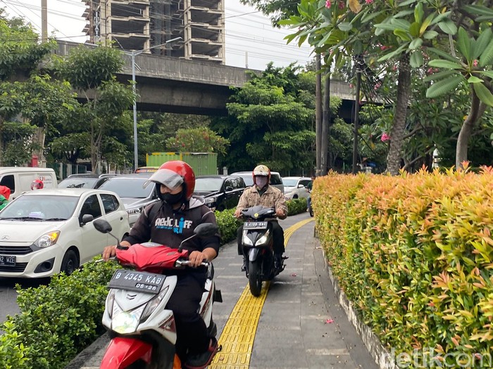 Pemotor terabas trotoar sekitar Metropole, Jakarta Pusat, 25 Mei 2022. (Annisa Rizky Fadhila/detikcom)