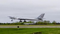 Kementerian pertahanan Rusia mengatakan patroli itu berlangsung selama 13 jam di atas laut Jepang dan China Timur. (Russian Defense Ministry Press Service via AP).