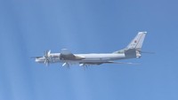 Di sisi lain, Kementerian Pertahanan China mengatakan latihan itu merupakan bagian dari rencana kerja sama militer tahunan. Sementara itu, Menteri Pertahanan Jepang Nobuo Kishi mencatat penerbangan pesawat bersama antara Rusia dan China merupakan yang keempat kali sejak November tahun lalu. (Joint Staff Office of the Defense Ministry of Japan/HANDOUT via REUTERS).