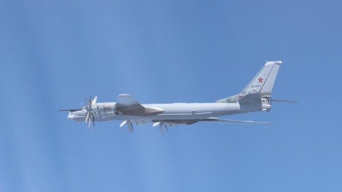 Penampakan Jet Tempur Rusia-China yang Terbang di Dekat Jepang Jet tempur Rusia dan China dilaporkan terbang di dekat wilayah Jepang saat pemimpin AS, India, Jepang, dan Korsel bertemu di Tokyo. Berikut penampakannya.