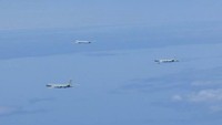 Dalam gambar selebaran yang diambil oleh Angkatan Udara Pertahanan Jepang dan dirilis oleh Kantor Staf Gabungan Kementerian Pertahanan Jepang pada Selasa (24/5/2022), terlihat pesawat pembom TS-95 Rusia dan pesawat pembom H-6 China terbang di atas Laut China Timur yang berada dekat dengan Jepang. (Joint Staff Office of the Defense Ministry of Japan/HANDOUT via REUTERS).