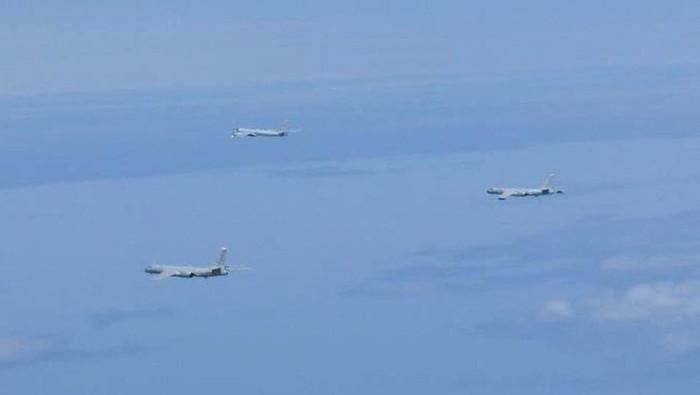 Jet tempur Rusia dan China dilaporkan terbang di dekat wilayah Jepang saat pemimpin AS, India, Jepang, dan Korsel bertemu di Tokyo. Berikut penampakannya.