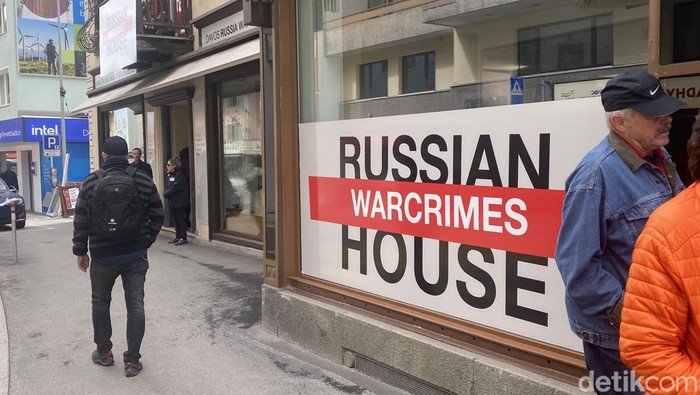 Penampakan Rumah Kejahatan Perang Rusia yang Mejeng di Swiss Rusia benar-benar dimusuhi oleh banyak negara di dunia karena langkahnya melakukan serangan ke Ukraina. Di acara World Economic Forum 2022, Davos, Swiss, rumah Rusia bahkan 'digusur', Rabu, 25/5/2022.