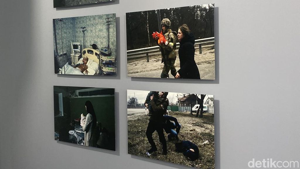 Puluhan Ribuan Foto Kejahatan Perang Rusia Dipamerkan di London