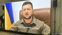 Presiden Ukraina Volodymyr Zelenskiy tampil dalam layar besar di dalam rumah kejahatan perang Rusia.