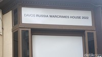 Di luar terdapat tulisan dalam bahasa Inggris yang bertuliskan: This used to be the Russian House in Davos. Now its the Russian War Crimes House in Davos. Yang kurang lebih berarti: Ini dulunya Rumah Rusia di Davos, tapi sekarang jadi Rumah Kejahatan Perang Rusia di Davos.