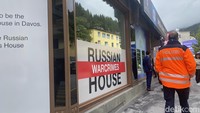Bangunan 4 lantai itu dijaga ketat oleh keamanan. Tapi, siapapun bisa masuk ke bangunan yang disebut Russian Warcrime House itu.