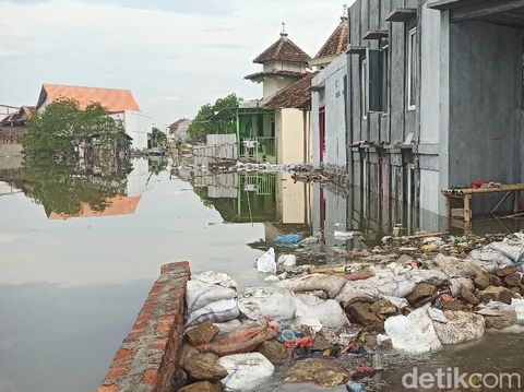 Penampakan tanggul swadaya warga di Sungai Menyong dan banjir rob di Desa Sriwulan, Kecamatan Sayung, Kabupaten Demak, Rabu (25/5/2022) sore.