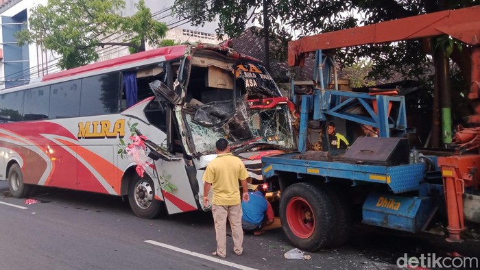 Penampalan bus PO Mira yang ringsek usai menghantam truk pasir di Jalan Jogja-Solo, Rabu (25/5/2022).