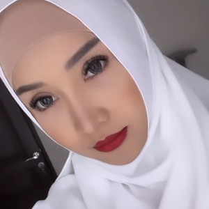 Gaya Lucinta Luna Bikin Pangling, Pakai Hijab di Acara Halal Bihalal