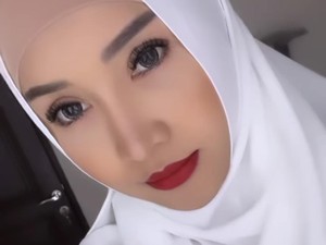 Gaya Lucinta Luna Bikin Pangling, Pakai Hijab di Acara Halal Bihalal