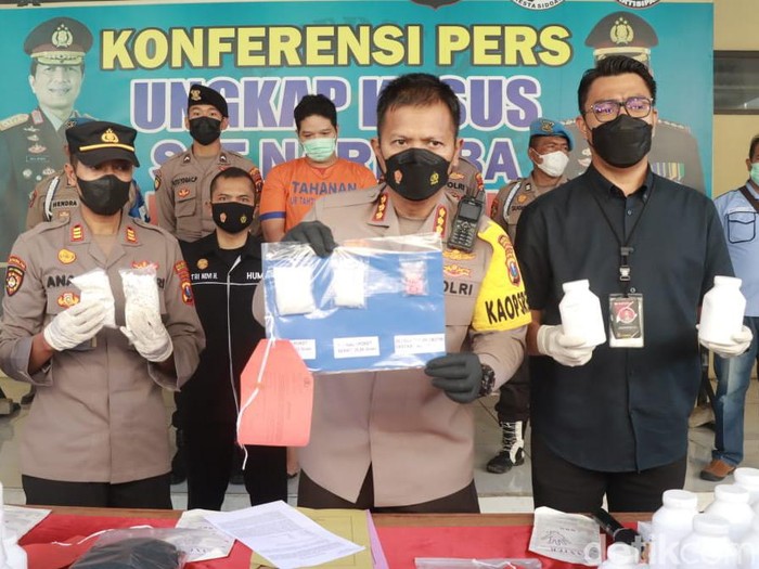 Polisi menangkap bandar sekaligus pengedar narkoba di Kecamatan Balongbendo, Sidoarjo. Satu juta butir pil koplo diamankan.