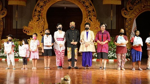 Foto bersama usai penyerahan bantuan dan pengukuhan pengurus DPD FPPI Provinsi Bali di Ksirarnawa Taman Budaya Provinsi Bali, Selasa (24/5/2022) petang.