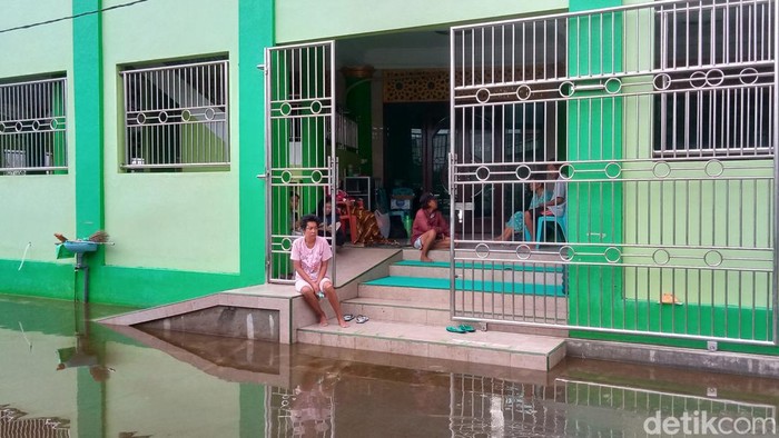 Sejumlah warga Demak mengungsi di Masjid Al Fallah akibat banjir rob, Rabu (25/5/2022).