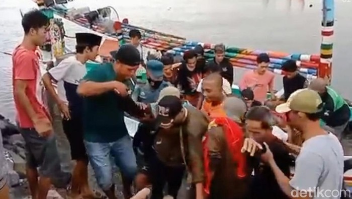 perahu nelayan situbondo tenggelam