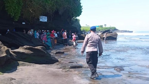 Petugas dari Satpolair Polres Tabanan melakukan pengamanan di Tanah Lot.