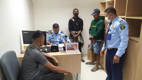 Petugas Imigrasi saat melakukan pemeriksaan keimigrasian kepada dua WNI yang memasuki wilayah Timor Leste secara ilegal hingga harus dipulangkan melalui PLBN Motaain, Selasa (24/5/2022).