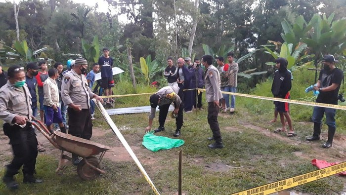 Polisi saat melakukan olah TKP temuan potongan tubuh bayi dimakan anjing di Tana Toraja.