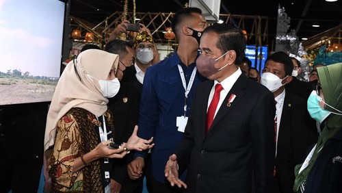 Presiden Joko Widodo meninjau Rumah Resiliensi Indonesia di Pameran Solusi Kebencanaan Adexco 2022 di Bali Art Collection, Kabupaten Badung, Provinsi Bali, pada Rabu (25/5/2022).