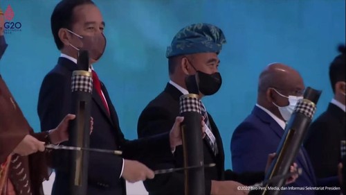 Presiden Jokowi bersama Deputy Secretary General dan perwakilan delegasi membunyikan kulkul atau kentongan Bali saat membuka secara resmi GPDRR 2022 di Bali