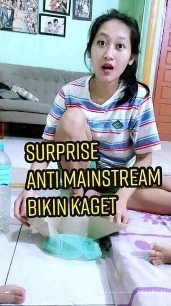 Pria yang memberikan kejutan kepada istrinya.