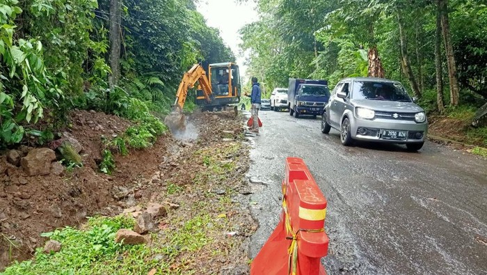 Proses pembangunan drainase di Jalan Mengger-Caringin