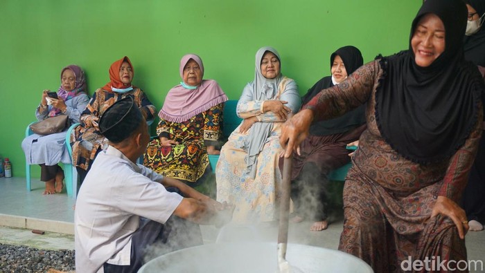 Proses pembuatan minyak jamas pusaka Sunan Kalijaga di Demak, Selasa (24/5/2022).