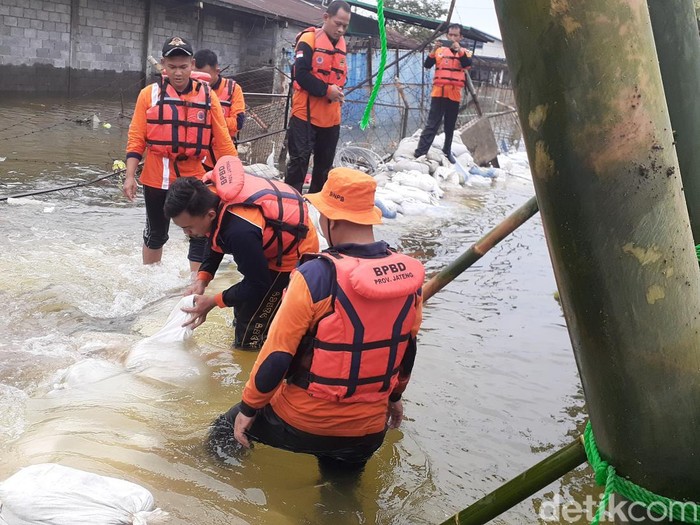 Proses pembuatan tanggul darurat di area Pelabuhan Tanjung Emas Semarang, Rabu (25/5/2022).