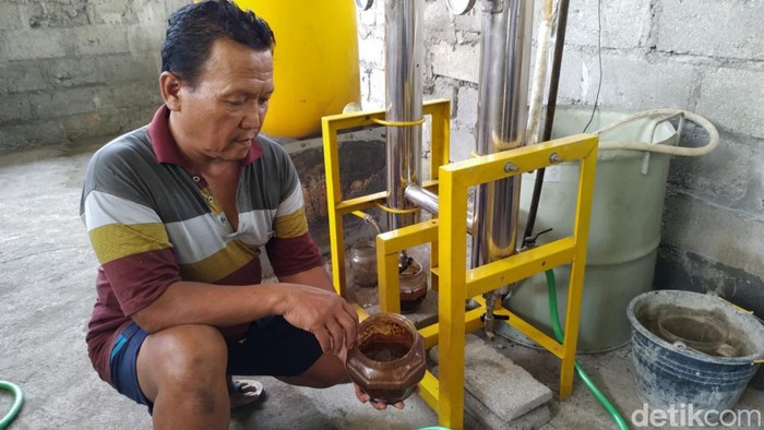 Proses pengubahan sampah plastik menjadi minyak tanah dengan alat pirolisis di Kalurahan Sumbermulyo, Bantul, Rabu (25/5/2022).