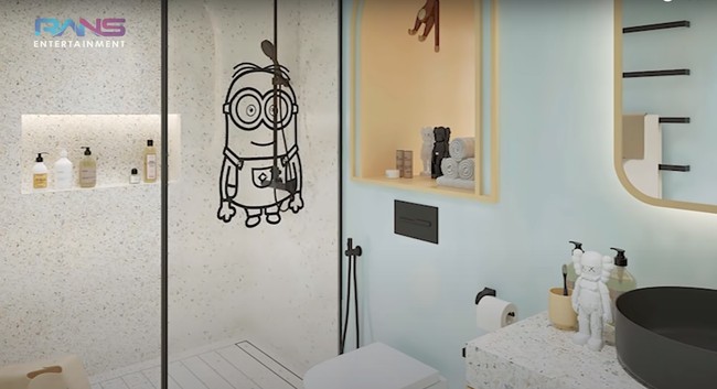 Sesuai dengan warna kamar tidurnya, desain kamar mandi Rayyanza juga dibuat senada dengan memadukan warna kuning, putih, hitam, dan tosca. Di salah satu sisi kamar mandi terdapat gambar minion yang membuat desain kamar mandinya jadi lebih playful. Foto: YouTube/Rans Entertainment